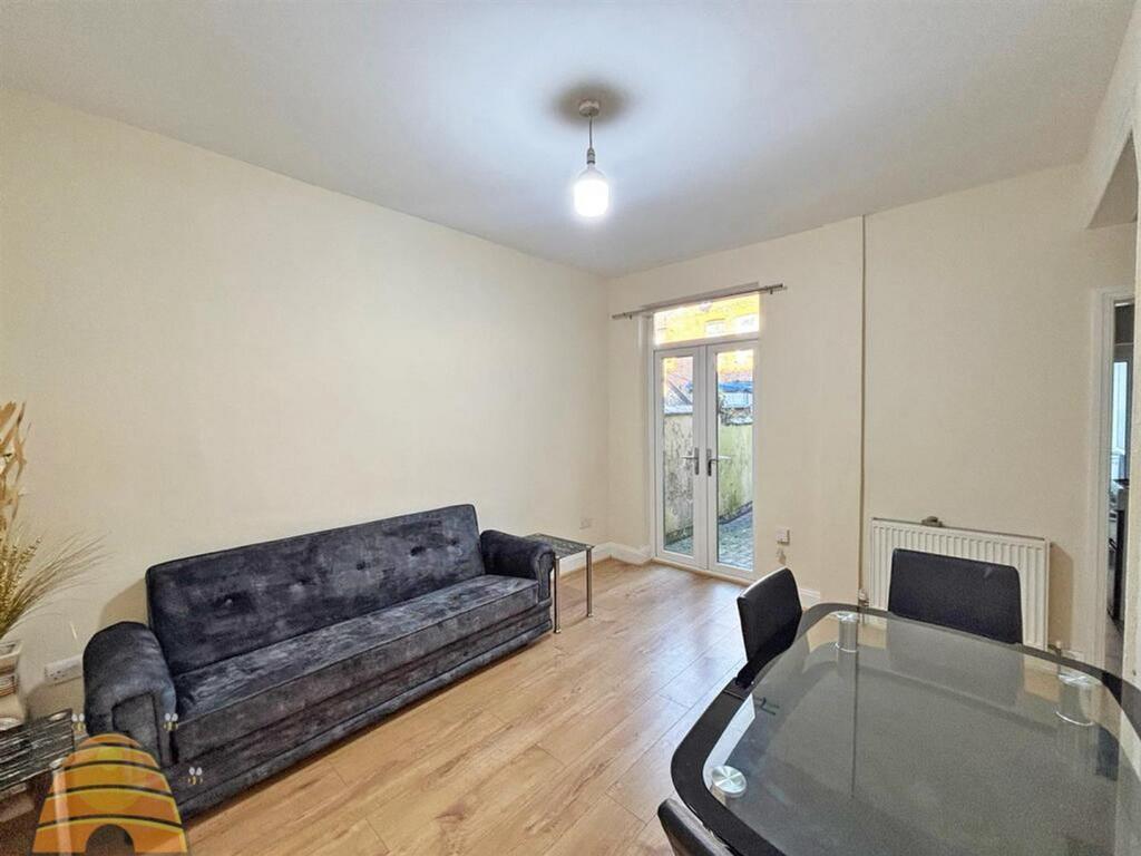 A spacious and inviting large modern living roo...
