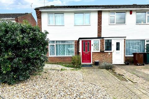 3 bedroom end of terrace house to rent, Underwood Close, Kennington TN24 9LT