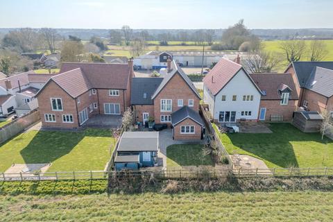 4 bedroom detached house for sale, High Road, Bressingham