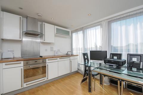 2 bedroom flat to rent, Cowleaze Road, KT2