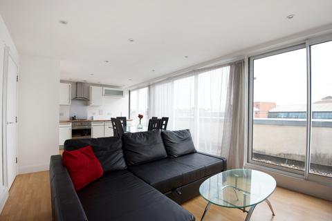 2 bedroom flat to rent, Cowleaze Road, KT2