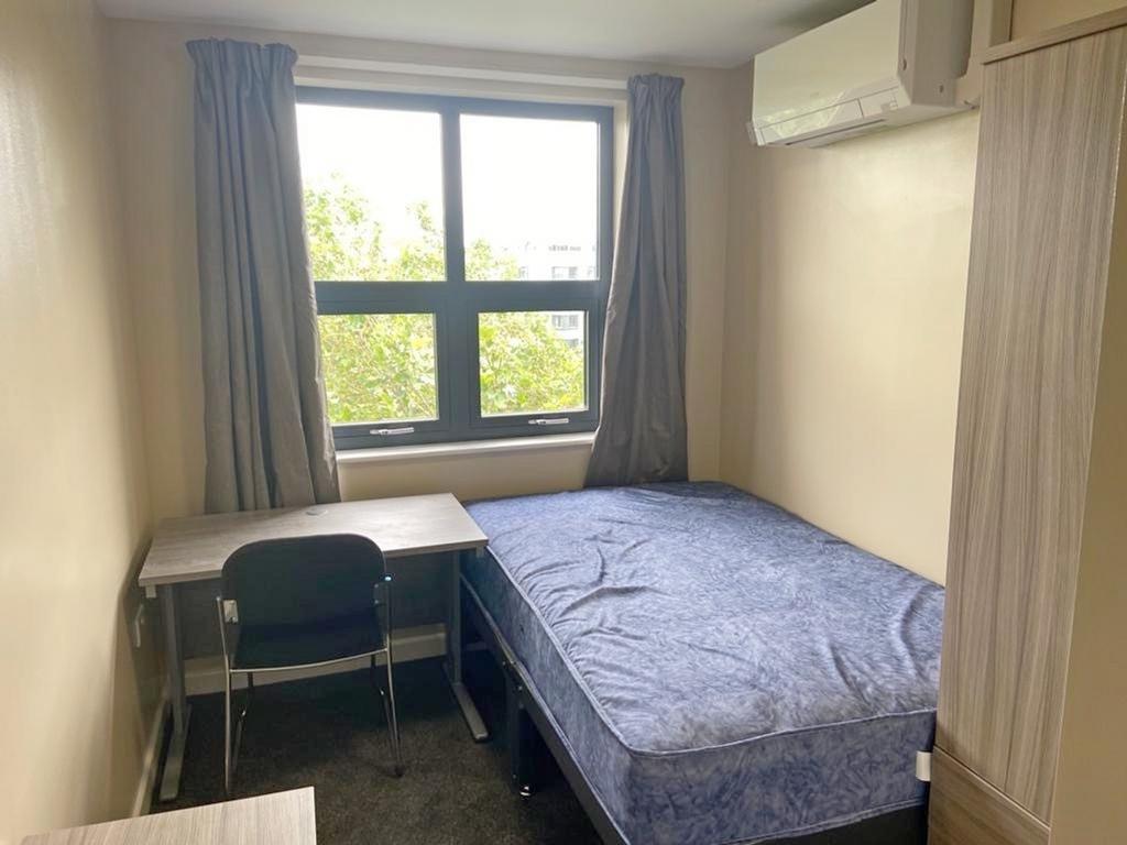 A cozy double bedroom featuring a comfortable b...