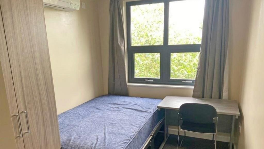 A bright and cozy double bedroom with good natu...