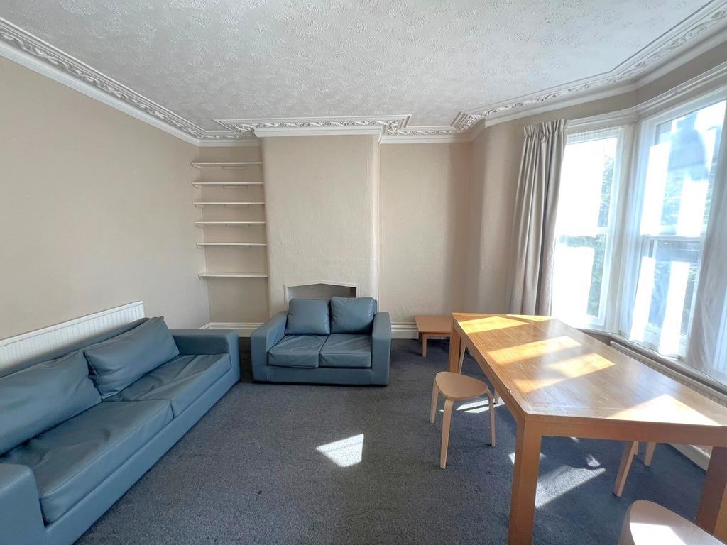 Bright, well-presented living room with large b...