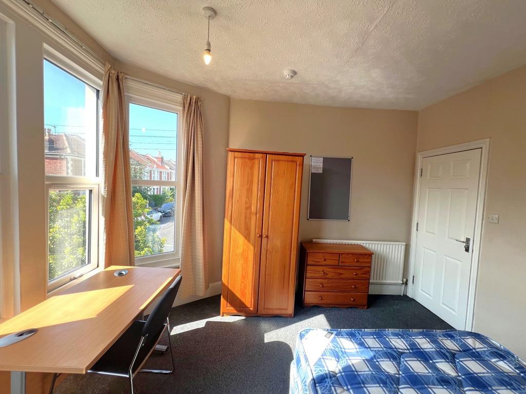 Bright double bedroom with large bay windows fl...