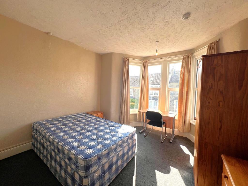 Bright double bedroom with a large bay window, ...