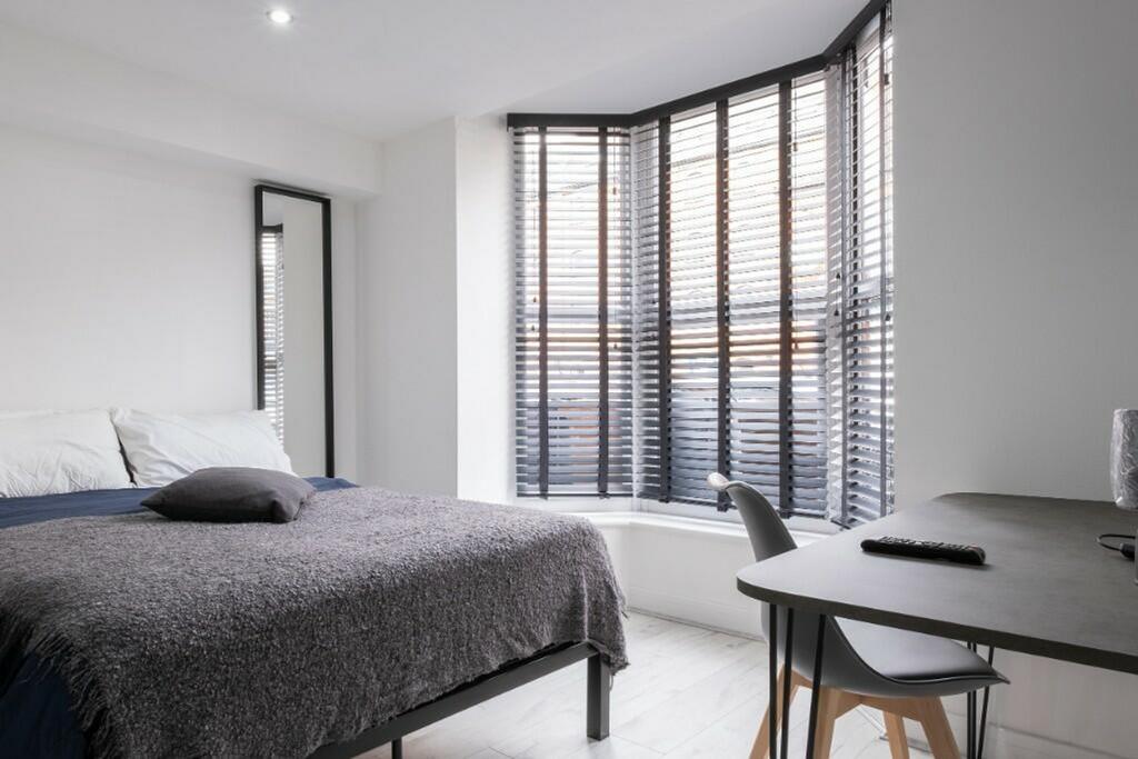 A spacious and well-lit large double bedroom fe...