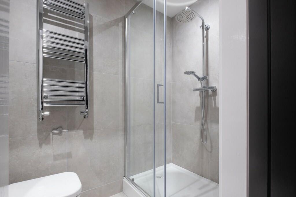 A modern and clean bathroom featuring a spaciou...