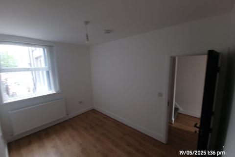 5 bedroom semi-detached house to rent, Bedford, MK42 9PU