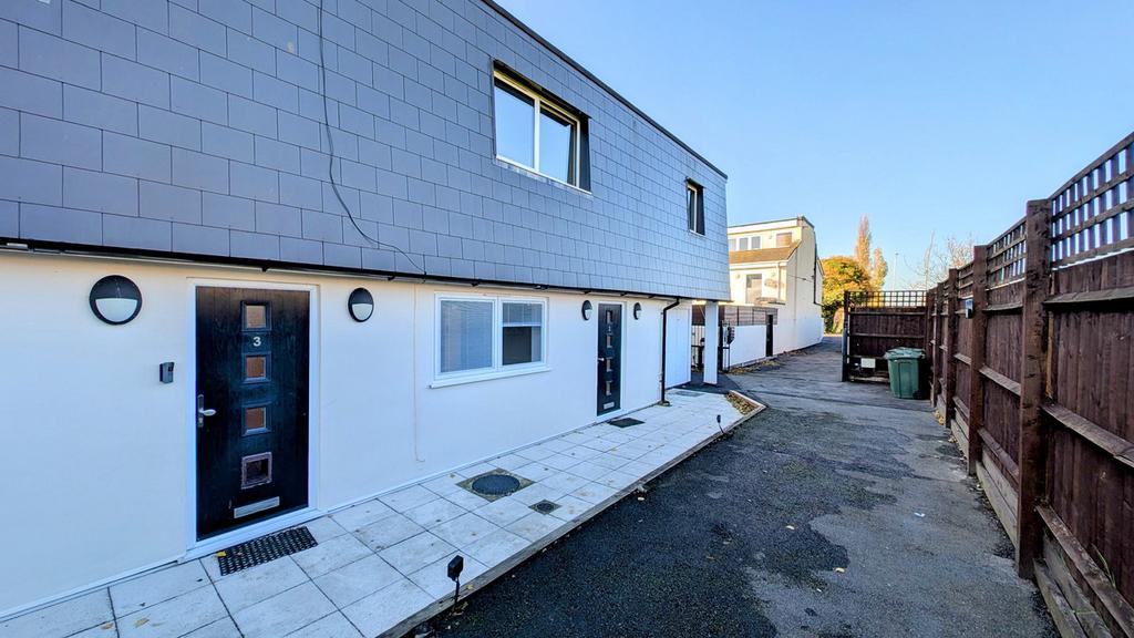 Roding Lane North, Woodford Green, IG8 3 bed terraced house for sale ...
