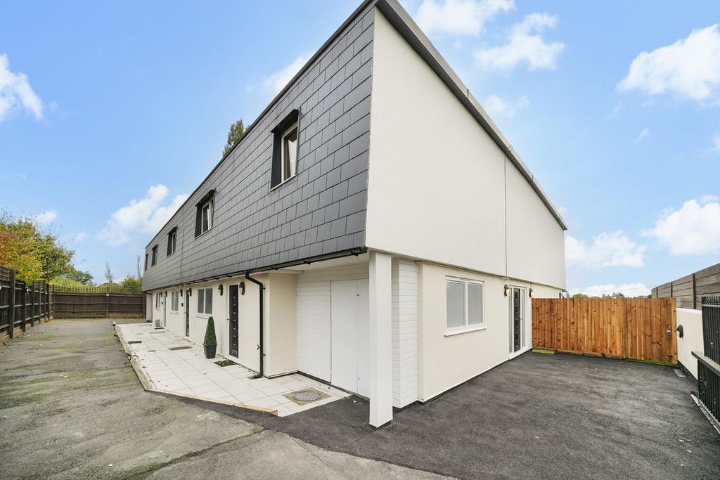 Detached house exterior, driveway