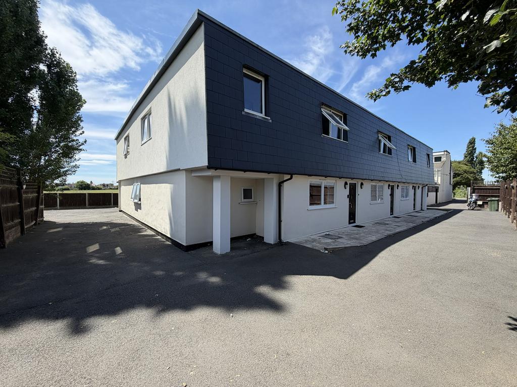 Detached house exterior, driveway