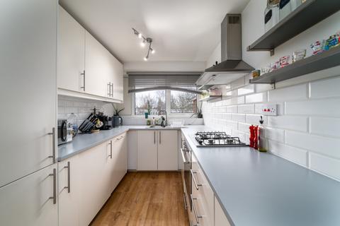 3 bedroom flat to rent, Goulden House, Battersea SW11