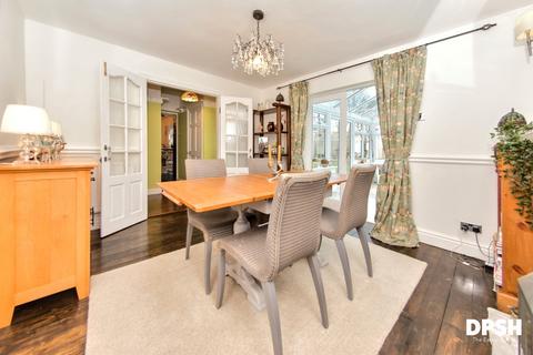 4 bedroom cottage for sale, Town Street, Gildersome, Leeds