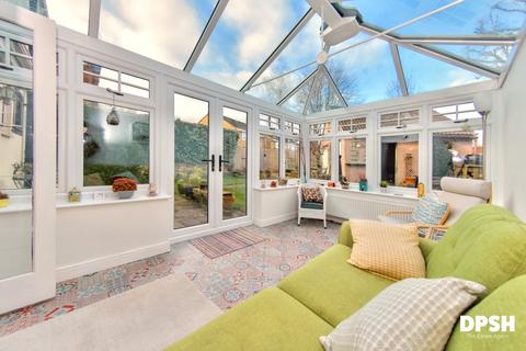 4 bedroom cottage for sale, Town Street, Gildersome, Leeds