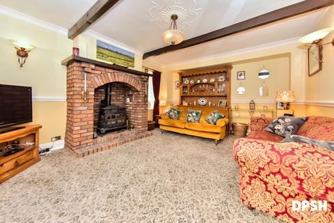 4 bedroom cottage for sale, Town Street, Gildersome, Leeds