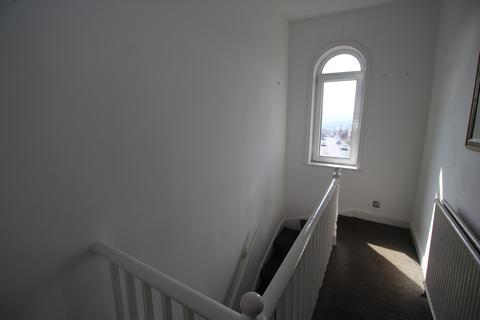 3 bedroom end of terrace house for sale, The Green, Ossett