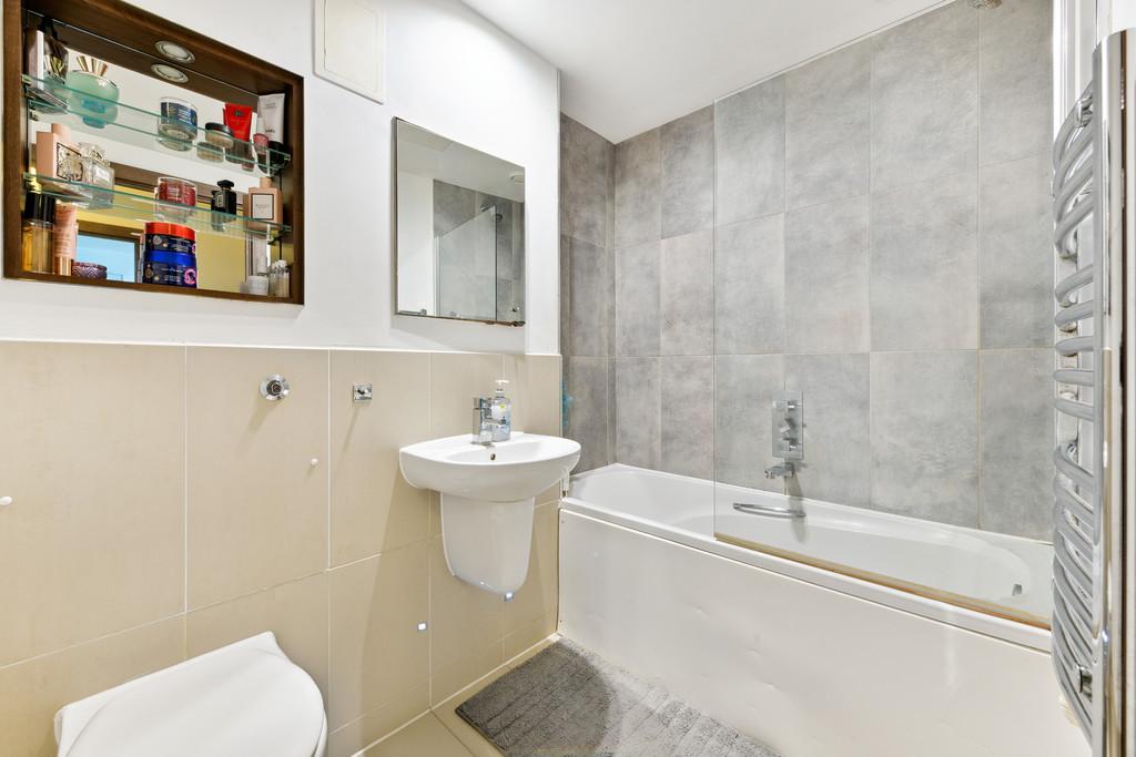 Vicentia Court, Bridges Wharf, Bathroom