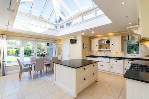 6 bedroom detached house to rent, Knoll Road, Dorking