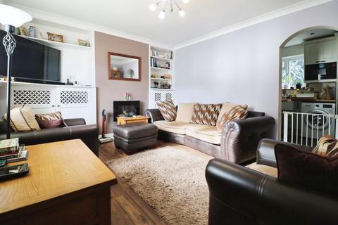 2 bedroom end of terrace house for sale, Mead Avenue, Langley