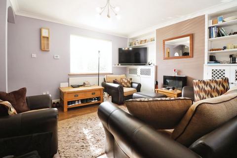 2 bedroom end of terrace house for sale, Mead Avenue, Langley