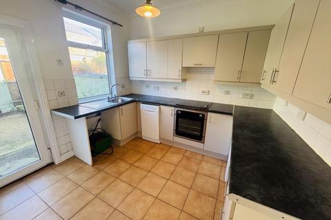 2 bedroom terraced house to rent, Beverley Road, Heaton