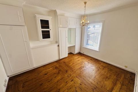 2 bedroom terraced house to rent, Beverley Road, Heaton