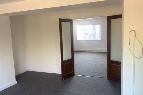 4 bedroom semi-detached house to rent, 18 Elm Grove, Atherstone