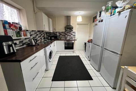 4 bedroom end of terrace house for sale, Valence Avenue, Dagenham