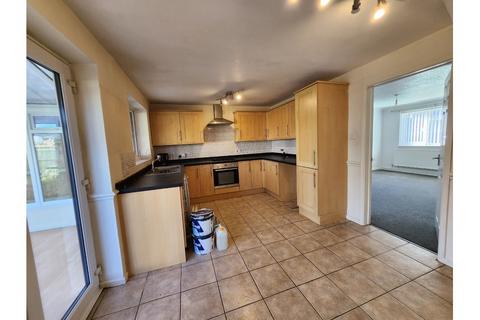 3 bedroom semi-detached house to rent, Leyton Drive, Bridgwater, TA6