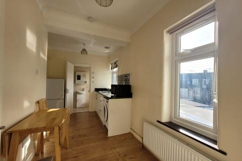 1 bedroom flat to rent, Avondale Crescent, Ilford