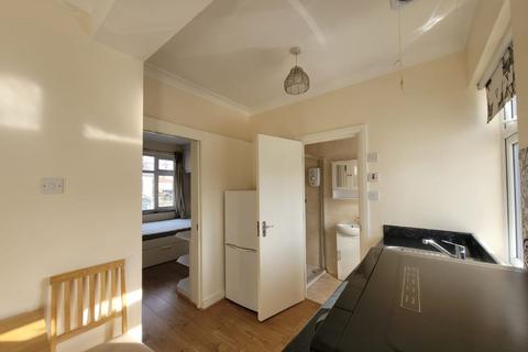 1 bedroom flat to rent, Avondale Crescent, Ilford