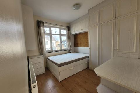 1 bedroom flat to rent, Avondale Crescent, Ilford