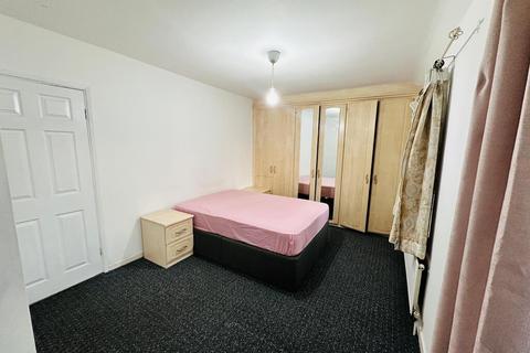 2 bedroom flat to rent, Shannon Close Southall UB2