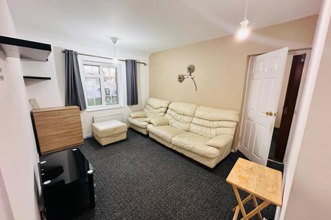 2 bedroom flat to rent, Shannon Close Southall UB2