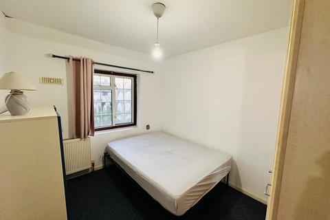 2 bedroom flat to rent, Shannon Close Southall UB2