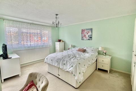 12 Elizabeth Drive, Capel Le Ferne, Folkestone, CT18 7NA