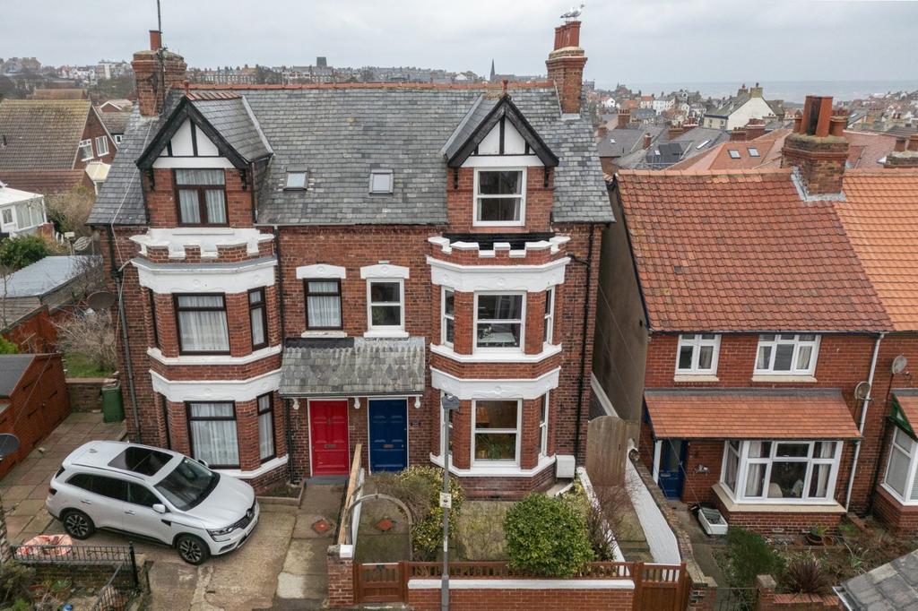 North Road, Whitby YO21 6 bed semi-detached house - £315,000
