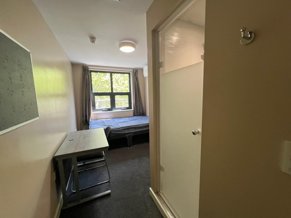 Compact, well-kept single bedroom with a large ...
