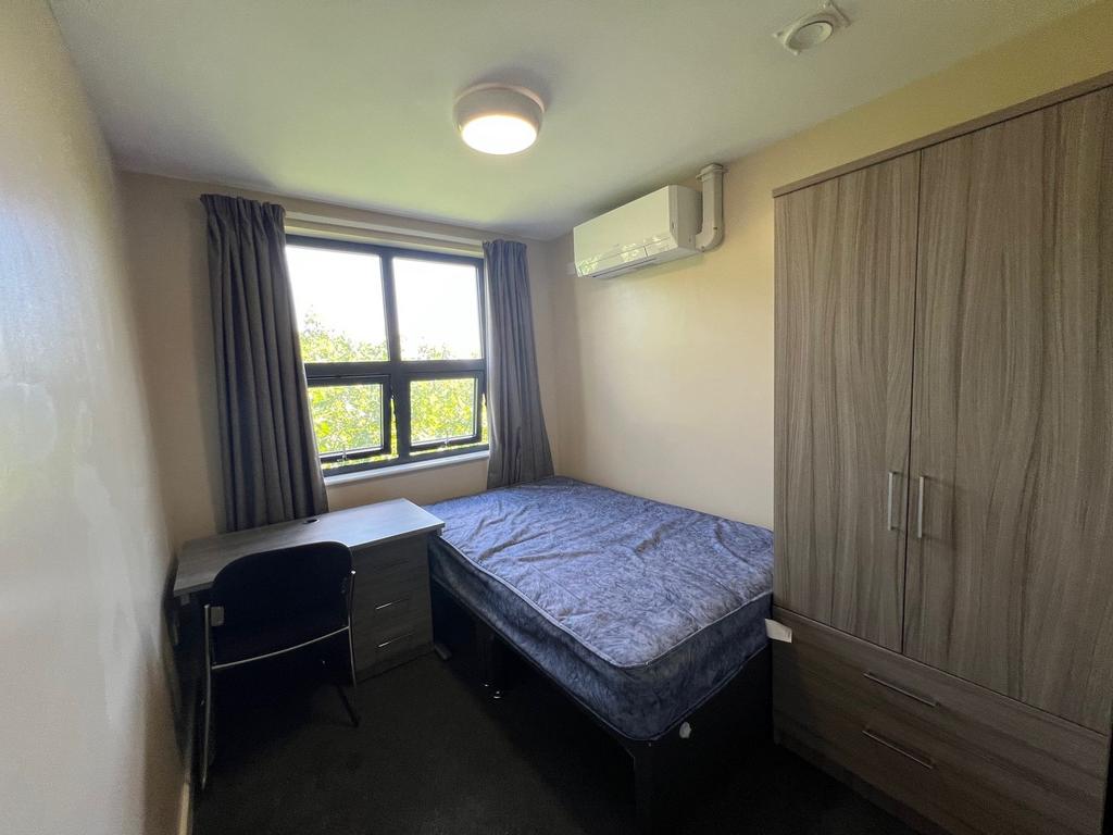 Bright, neatly presented single bedroom with a ...