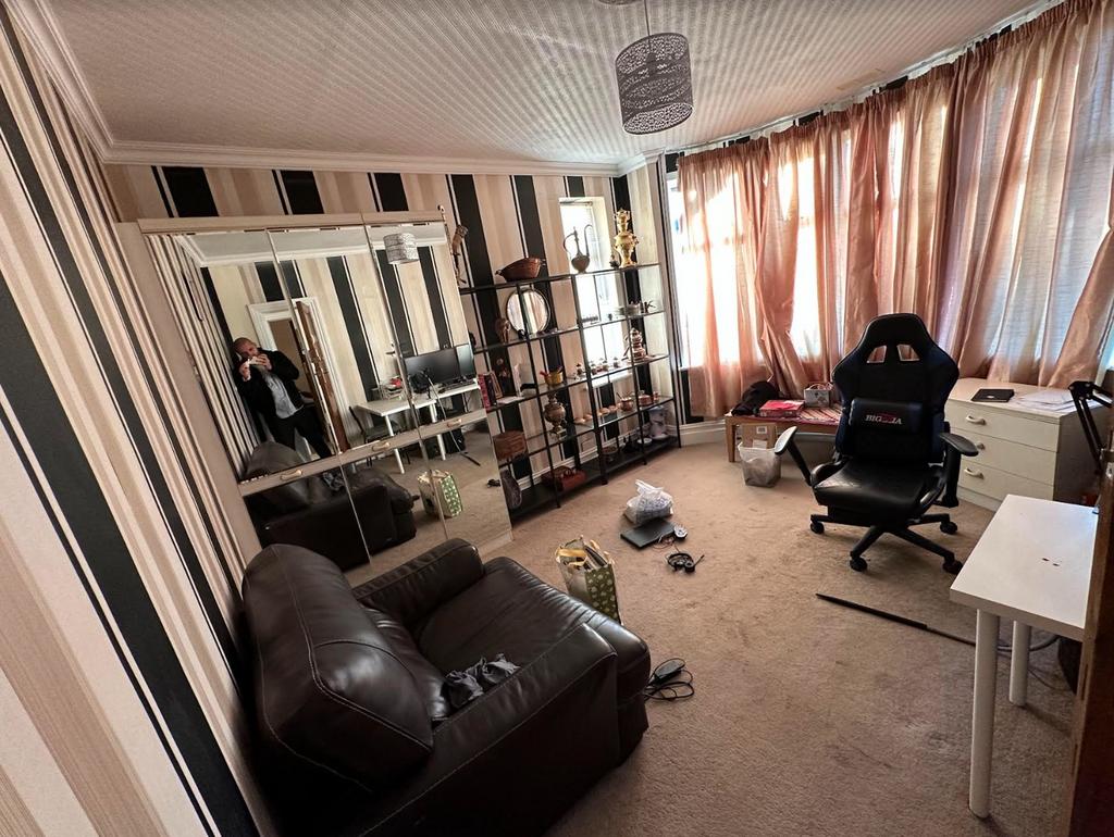 A spacious and inviting living room with good n...