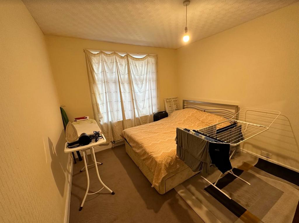 A cozy double bedroom with good natural light, ...