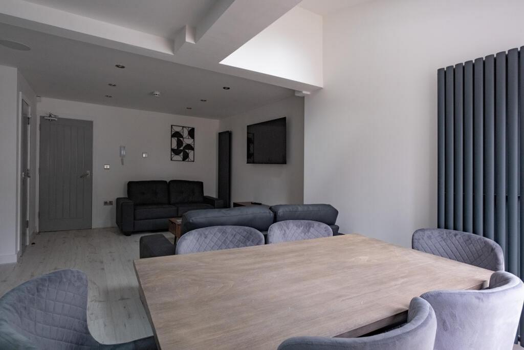 A stylish and contemporary living room featurin...