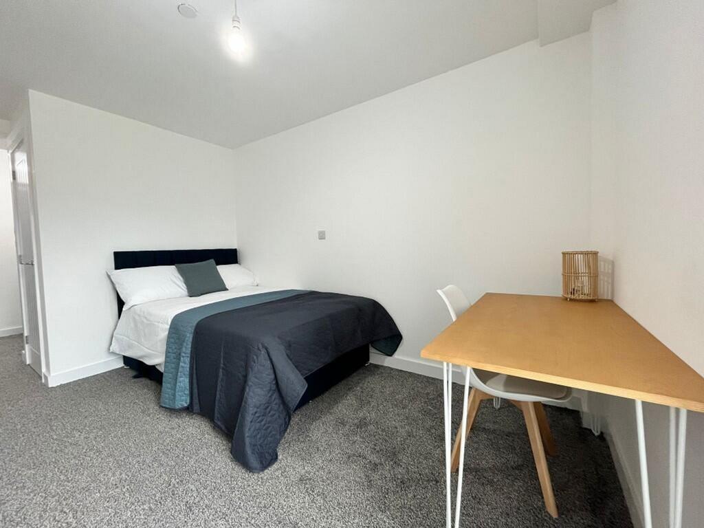 This inviting double bedroom features a spaciou...
