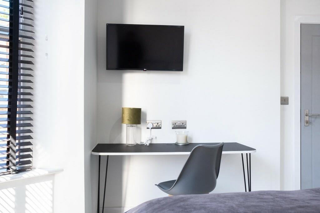 This stylish double bedroom features a modern d...