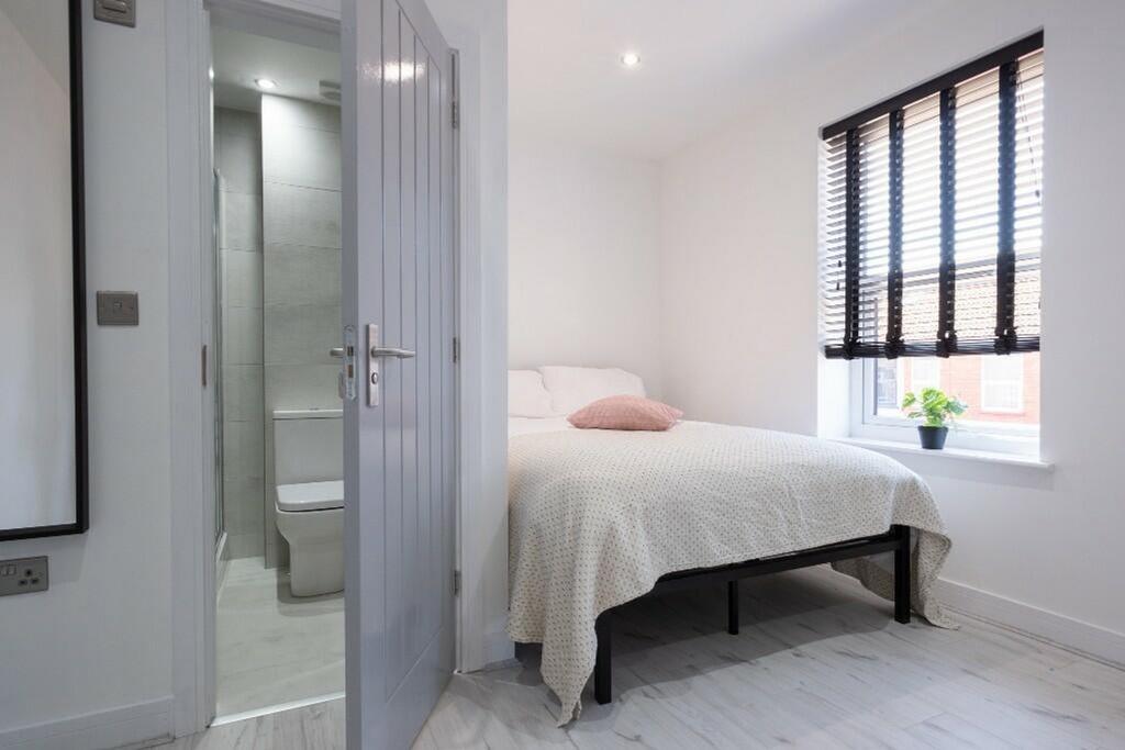 This beautifully presented double bedroom featu...