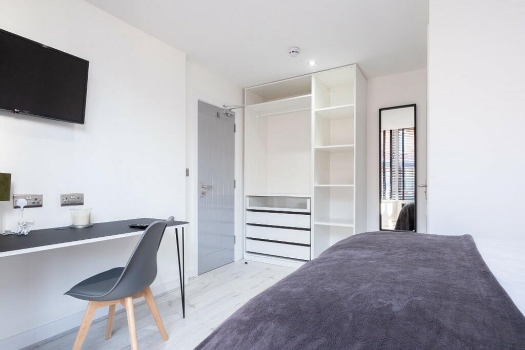 This beautifully designed double bedroom featur...