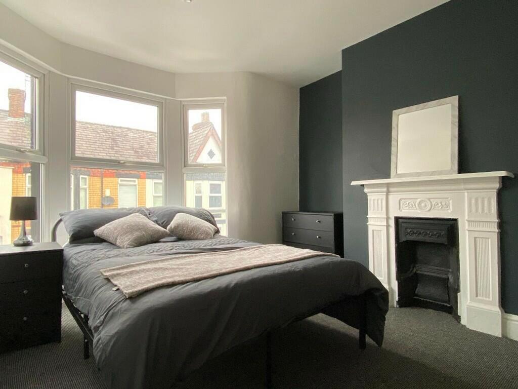 A spacious and inviting large double bedroom fe...