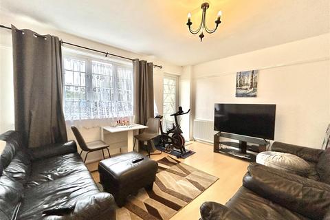 3 bedroom flat for sale, Leigh Heath Court, London Road, Leigh On Sea