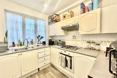 3 bedroom flat for sale, Leigh Heath Court, London Road, Leigh On Sea